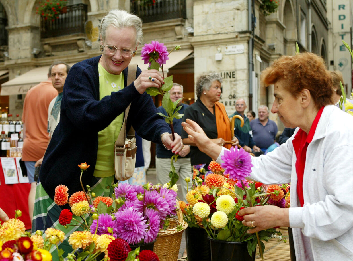 Dronningen på blomsterindkøb på markedet i Cahorsi 2002. Foto: Scanpix
