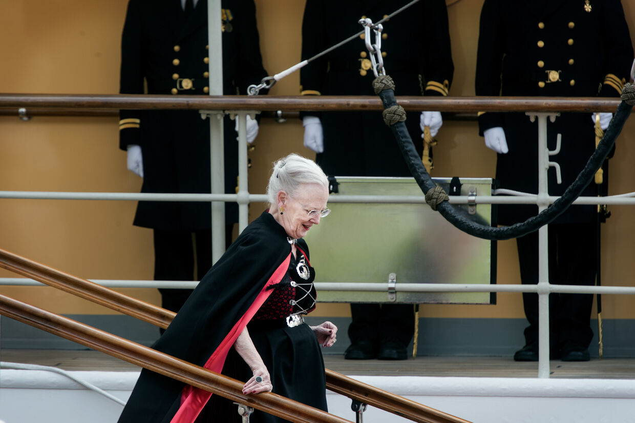 Dronning Margrethe besøger Færøerne 12. juni - 16. juni. mandag 13. juni 2016 . Dronning Margrethe på den sydlige ø Suduroy. Ankommer til Tvøroyri. (Foto: Liselotte Sabroe/Scanpix 2016)