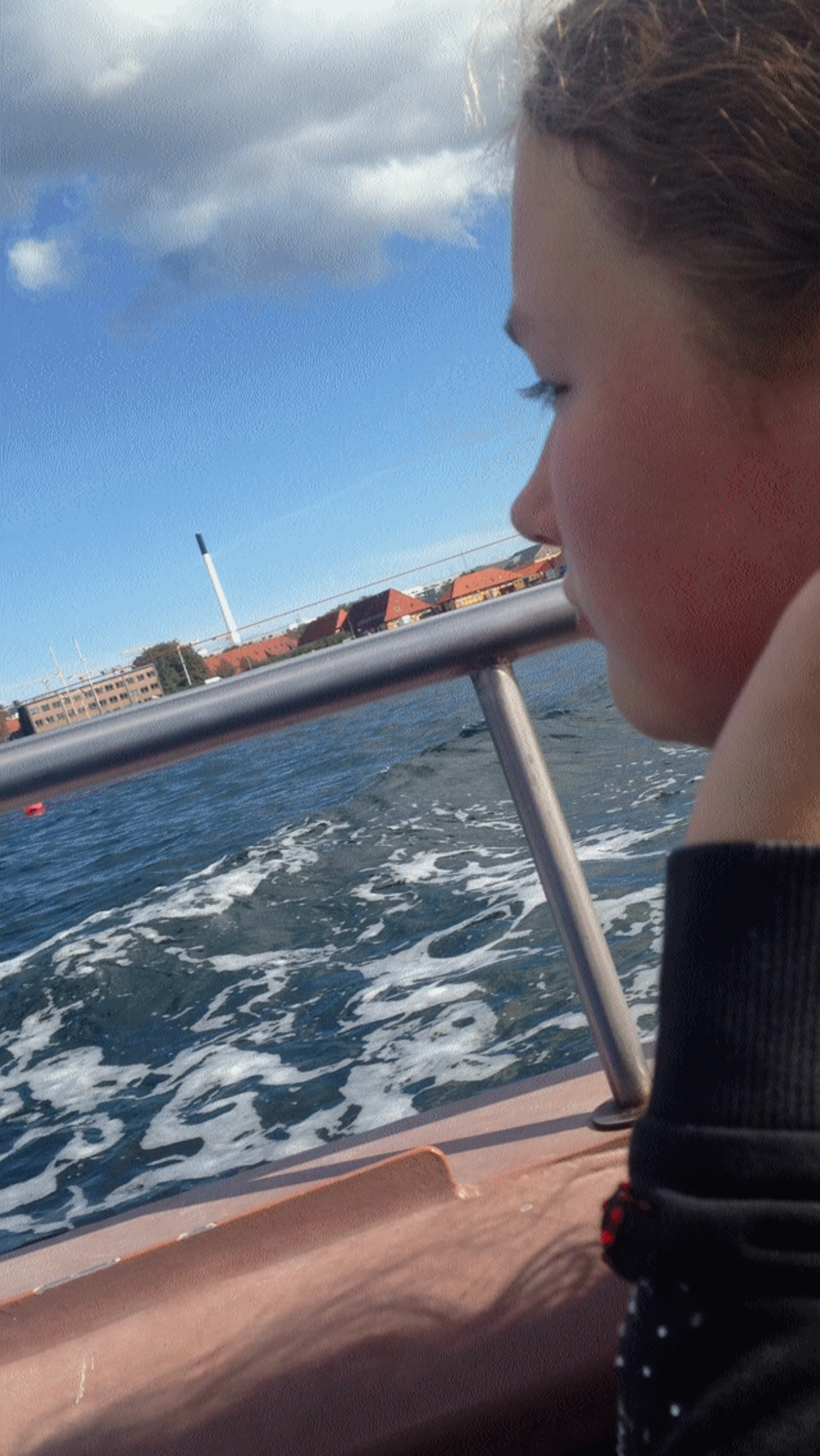 Dengang 10-årige Freja ses her på den skæbnessvangre kanalrundfart i Københavns havn. Billedet er taget umiddelbart inden ulykken. Privatfoto.
