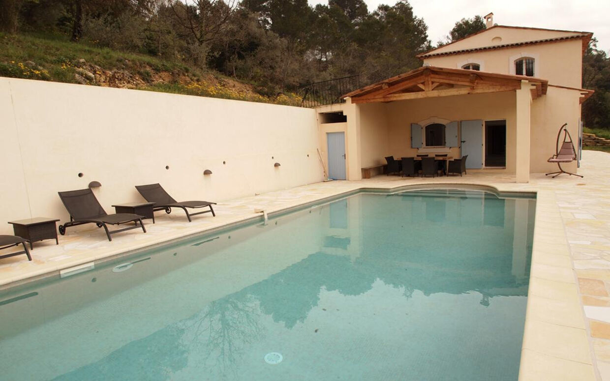 Villaen i Provence er på 362 kvadratmeter med 10 værelser, heraf fem soveværelser med eget badeværelse. Foto: ausud.com