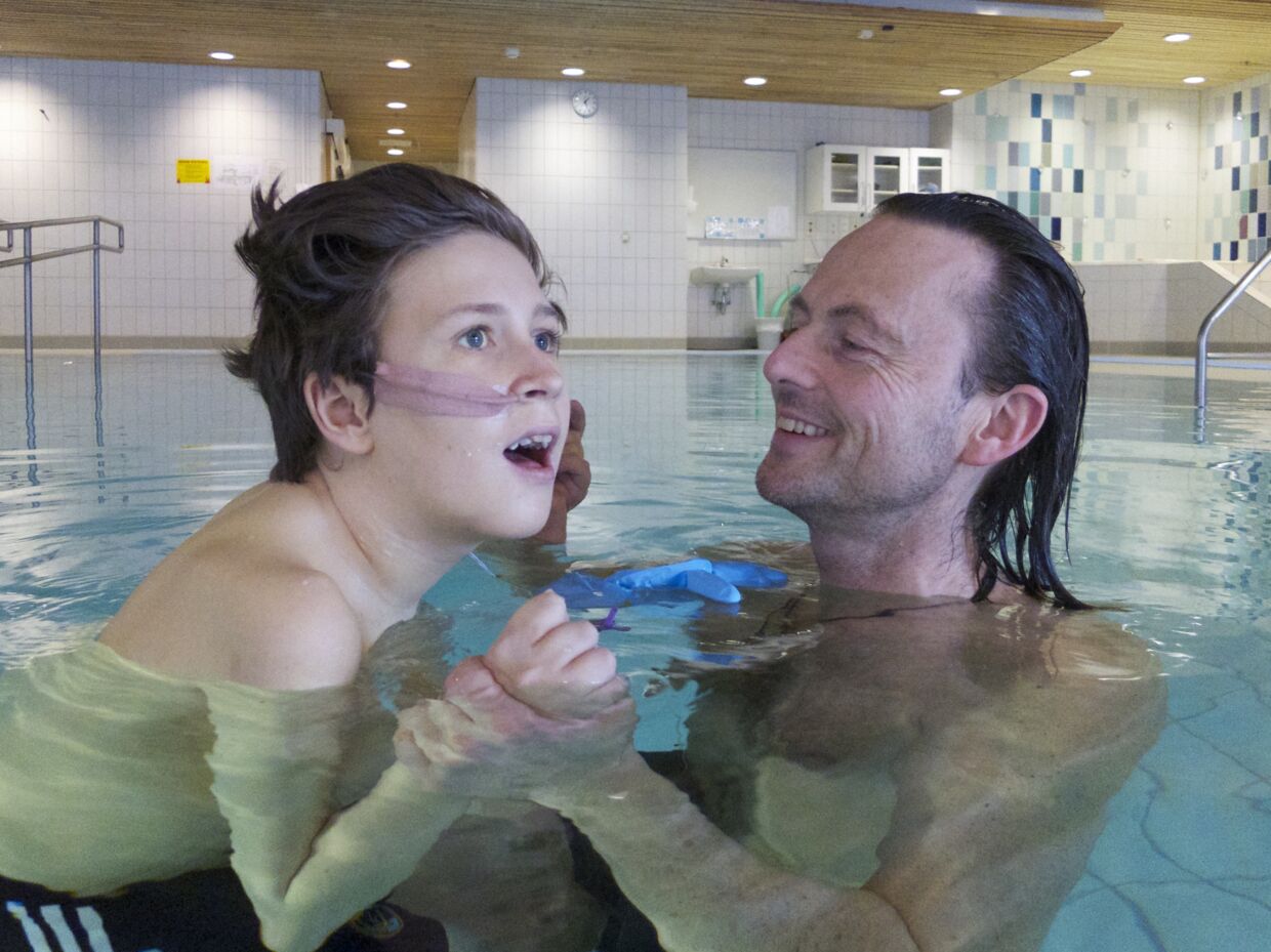 14-årige Mikkel i svømmehallen med sin far.