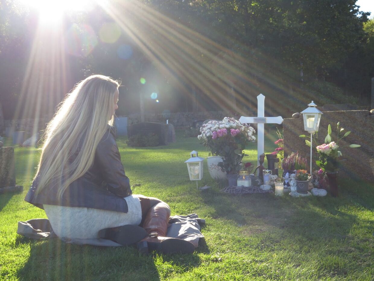 Mikkels forældre blev skilt for syv år siden. Her ses faderens kæreste Kamilla Lindstrand ved Mikkels grav. De to var også tætte.