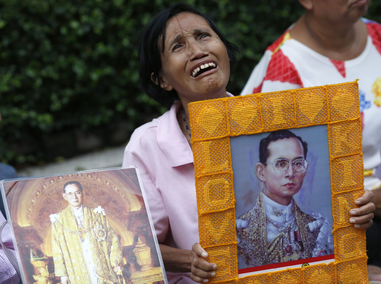 Tilhængere af Thailands konge foran Siriraj Hospital i Bangkok. 