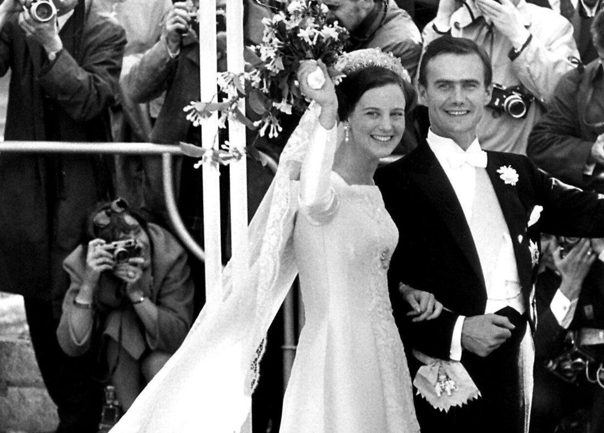 Brylluppet mellem det stormende forelskede par fandt sted den 10. juni 1967 i Holmens Kirke. Efter vielsen kørte parret i åben karet gennem København til Amalienborg, hvor de også blev hyldet . Foto: Vagn Hansen