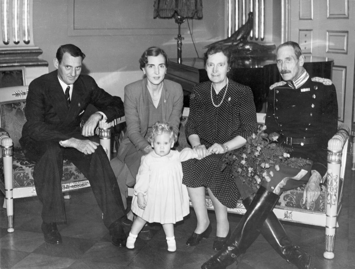 De tre første år af besættelsen var meget tunge for dronning Margrethes forældre, som skammede sig over samarbejdspolitikken, som Danmark førte med Tyskland. Derfor var fødslen af deres første barn den 16. april 1940 også et lys i mørket for daværende kronprins Frederik og kronprinsesse Ingrid. Og for Danmark. Her ses en ganske lille Dronning Margrethe med både forældre og bedsteforældre. 