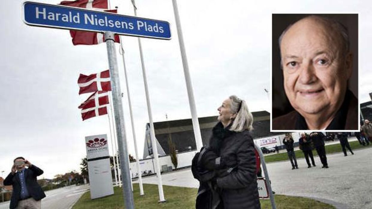Rudi Nielsen fik æren af at afsløre skiltet ved Harald Nielsens Plads, som hædrer hendes afdøde mand, den nationale fodboldhelt og Frederikshavns stolthed Harald Nielsen.