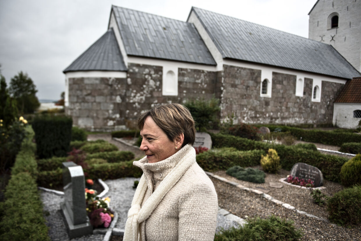 Inger Øeby Pedersen er præst for Trekronerområdets borgere. Hun er gift med Bjarne Jørgensen, som er lærer på Trekronerskolen og arbejder frivilligt hos Købmanden i Bonderup. Deres stillinger gør dem til store personligheder i et lille lokalsamfund – de kender så at sige gud og hvermand