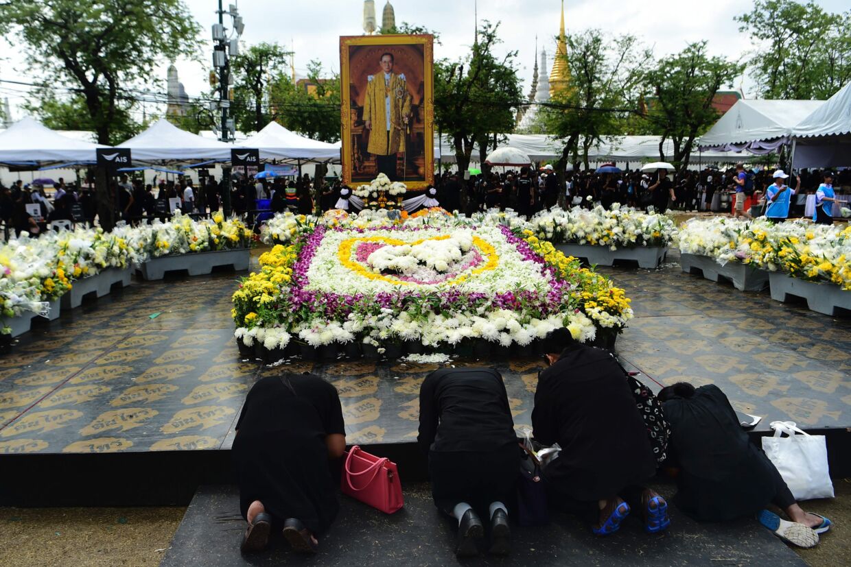 Thailændere klædt i sort sørger over tabet af deres konge. Scanpix/Munir Uz Zaman