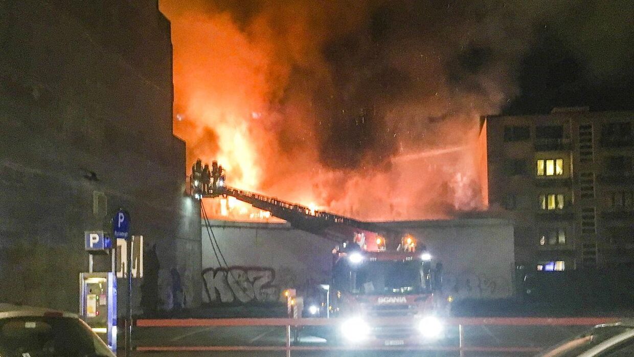 Voldsom brand i Kristiansand centrum natten til søndag. Beboere i oområdet er evakueret.