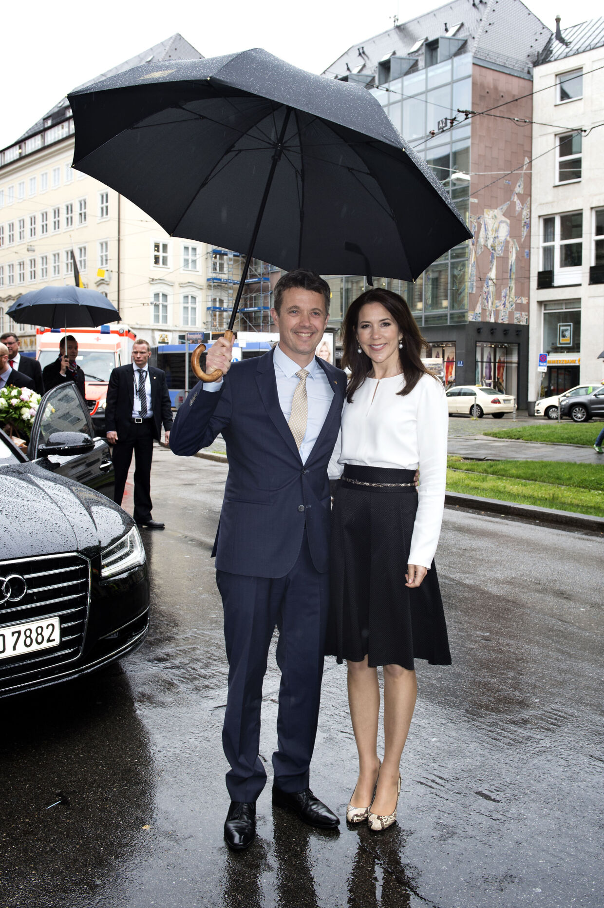 Kronprinsparret i regnvejr foran deres hotel i München onsdag d. 20. maj 2015.