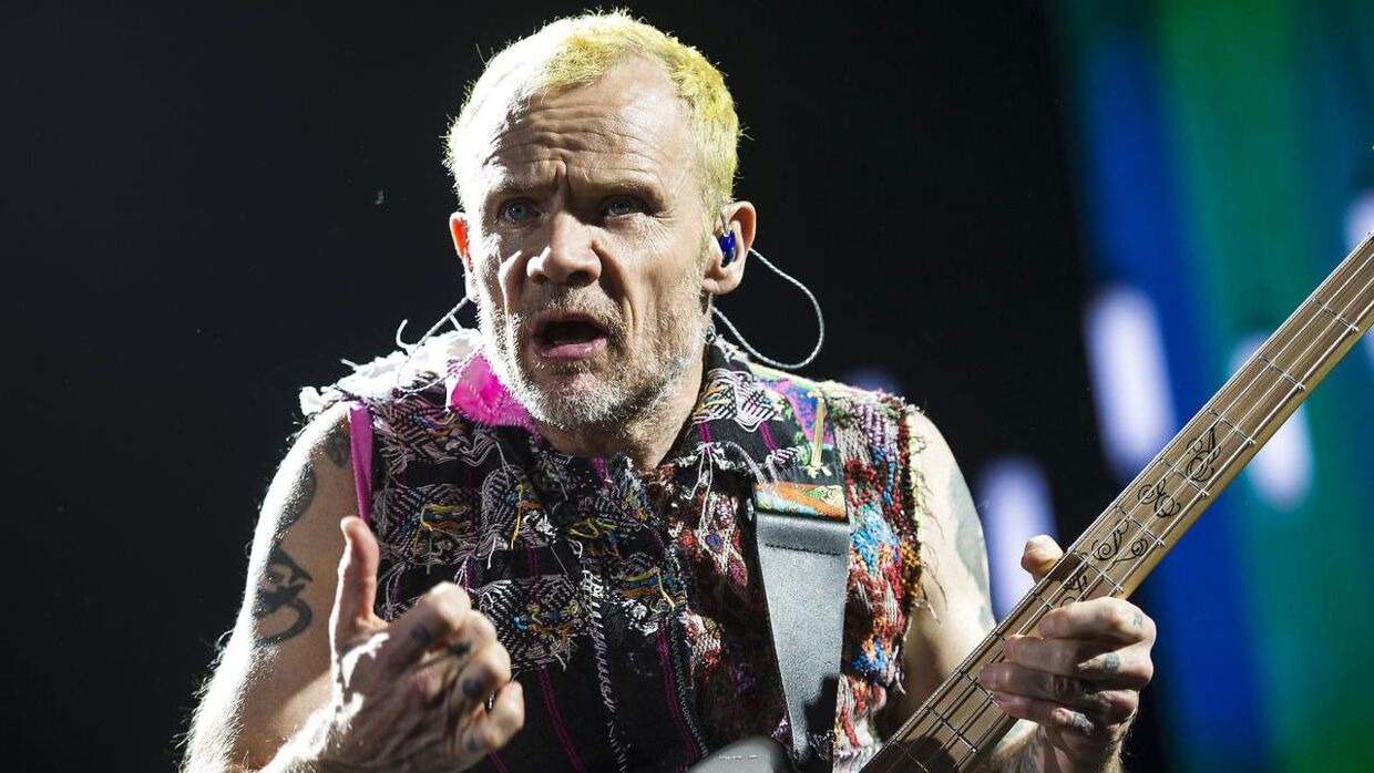 Red Hot Chili Peppers spiller i Jyske Bank Boxen i Herning. Bassist Michael Peter Balzary 'Flea'.