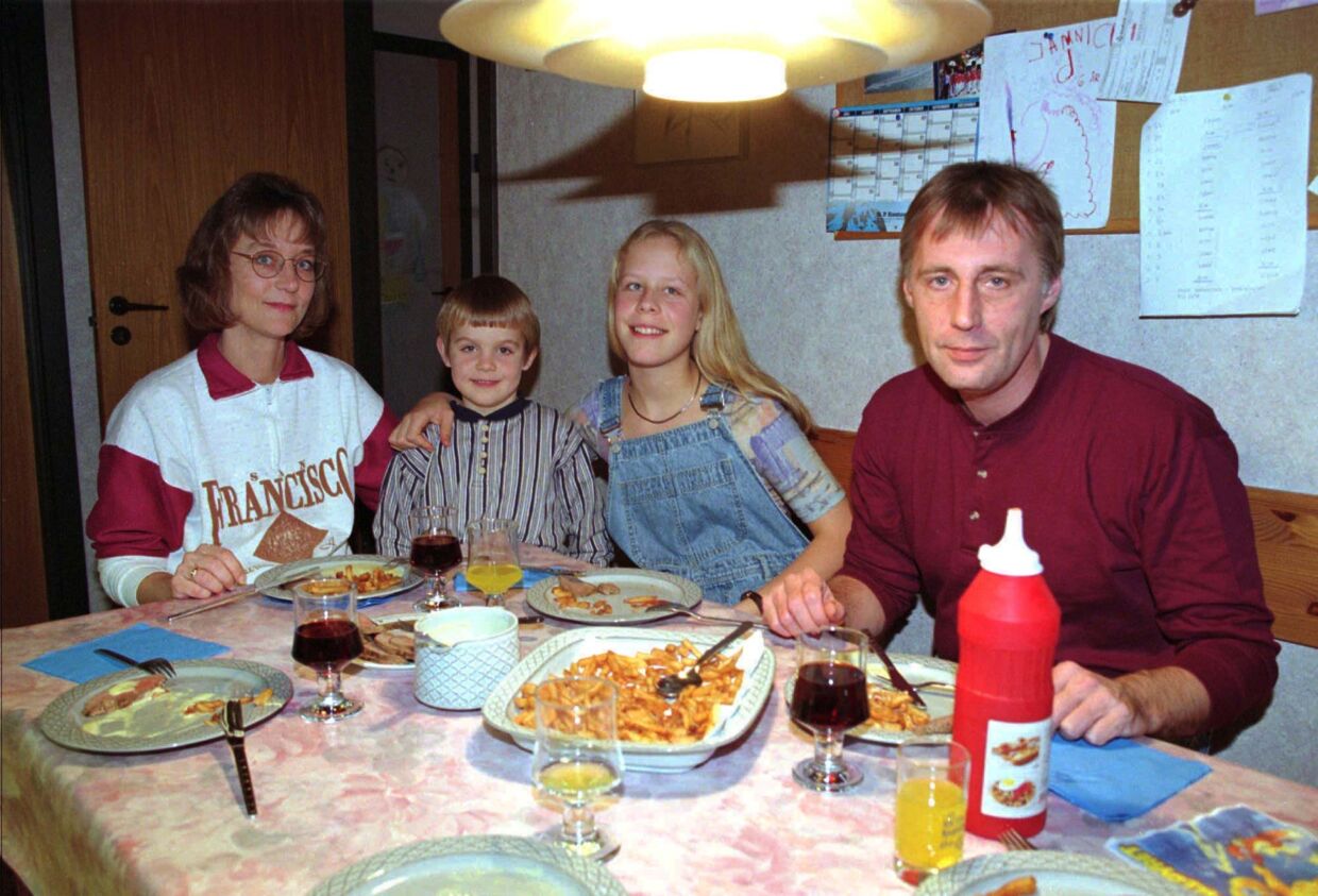 Henrik Dam Kristensen med familien i hjemmet i Vorbasse: Bente og børnene Jannick og Christina, der i dag er henholdsvis 27 og 34 år.foto: palle hedemann