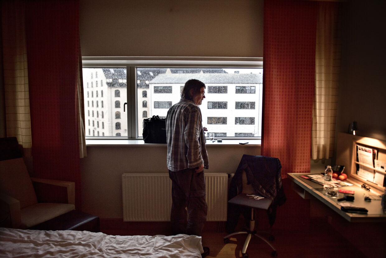 Johnny Madsen betragter sit rygerværelse på Scandic Hotel i Sydhavnen.