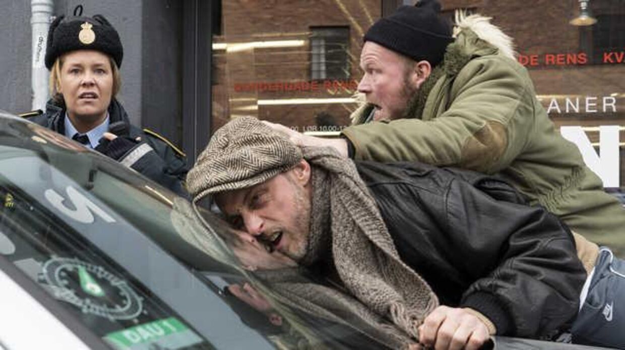 Linda P. spiller den godtroende betjent Rikke, der skal transportere vidnet Mick (spillet af Roland Møller) til Svendborg – uden at gangsterbossen, han skal vidne mod, får fat i ham. 