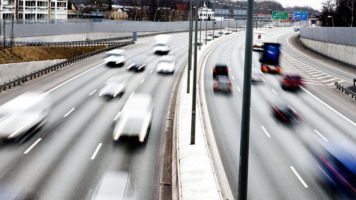 Regeringen vil undersøge, om det på en trafiksikkerhedsmæssig forsvarlig måde er muligt at sætte hastighedsgrænsen op fra 120 eller 130 km/t på nogle motorvejsstrækninger, mens hastighedsgrænsen på nogle landevejsstrækninger skal forhøjes til 90 km/t.