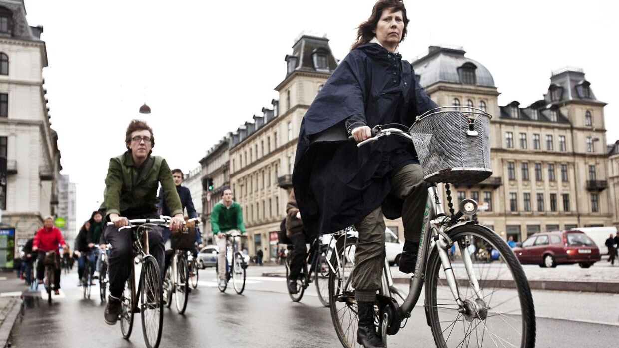 Københavns cyklister har overtaget byen og overhalet antallet af bilister. Et af de steder, hvor der er meget cykeltrafik er på Dronning Louises Bro på Nørrebro, hvor tusindvis passerer på deres cykler hver dag.