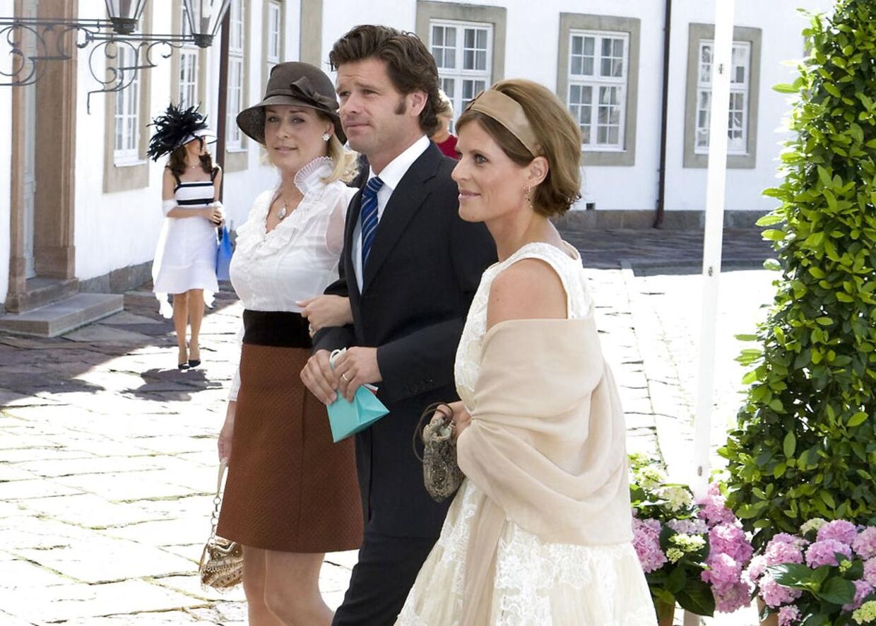 Johan Wedell-Wedellsborg er nære venner med kronprinsparret. Her ses han ved prinsesse Isabellas dåb sammen med sin kone, baronesse Rebecca Wedell-Wedellsborg (tv).