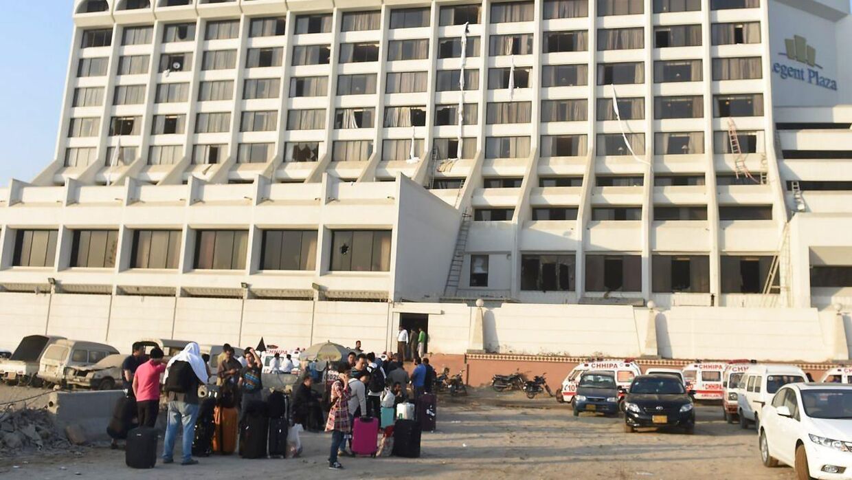 Gæster udenfor Regent Plaza Hotel i Karachi, hvor en brand brød ud kort før daggry om mandagen. Flere pakistanske cricketspillere opholdt sig på hotellet, men ingen af dem var blandt de 11 dødsofre.&nbsp;