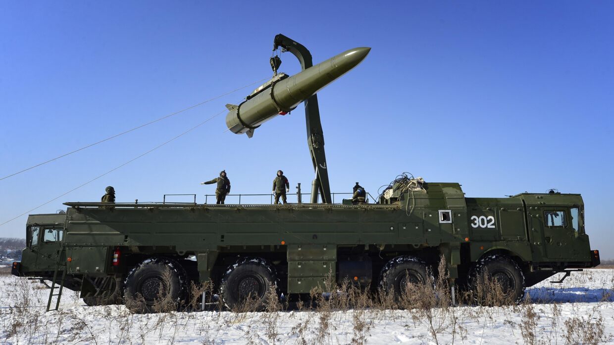 Ballistiske Iskander-missiler bliver læsset på en bil under en militær­øvelse på en skydebane i Ussuriysk i det østlige Rusland. Foto: Yuri Smityuk