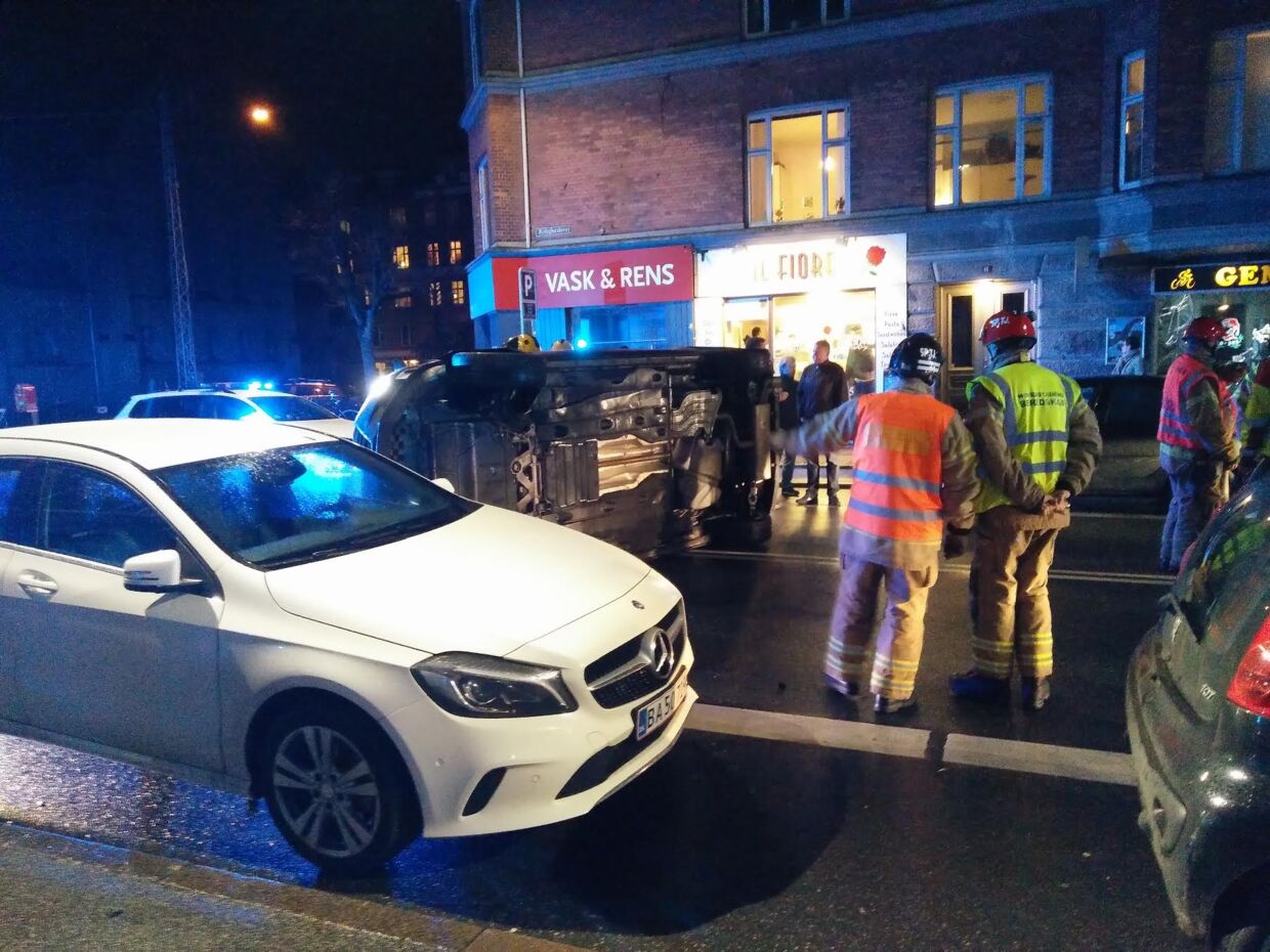 Kørebanen på Rolighedsvej på Frederiksberg er tirsdag aften spærret af en væltet personbil.