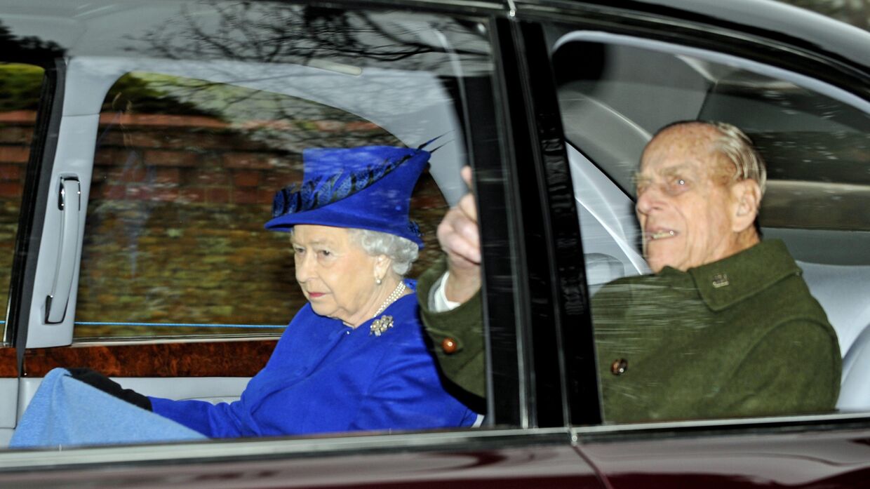 Dronning Elizabeth og prins Philip forlader St. Mary Magdalene kirken i Sandringham, Norfolk søndag den 8. januar.