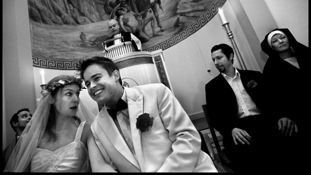 Caspar Phillipson som brudgom i teaterstykket »Tony og Tinas bryllup« sammen med Bolette Schrøder. Arkivfoto: Magnus Møller