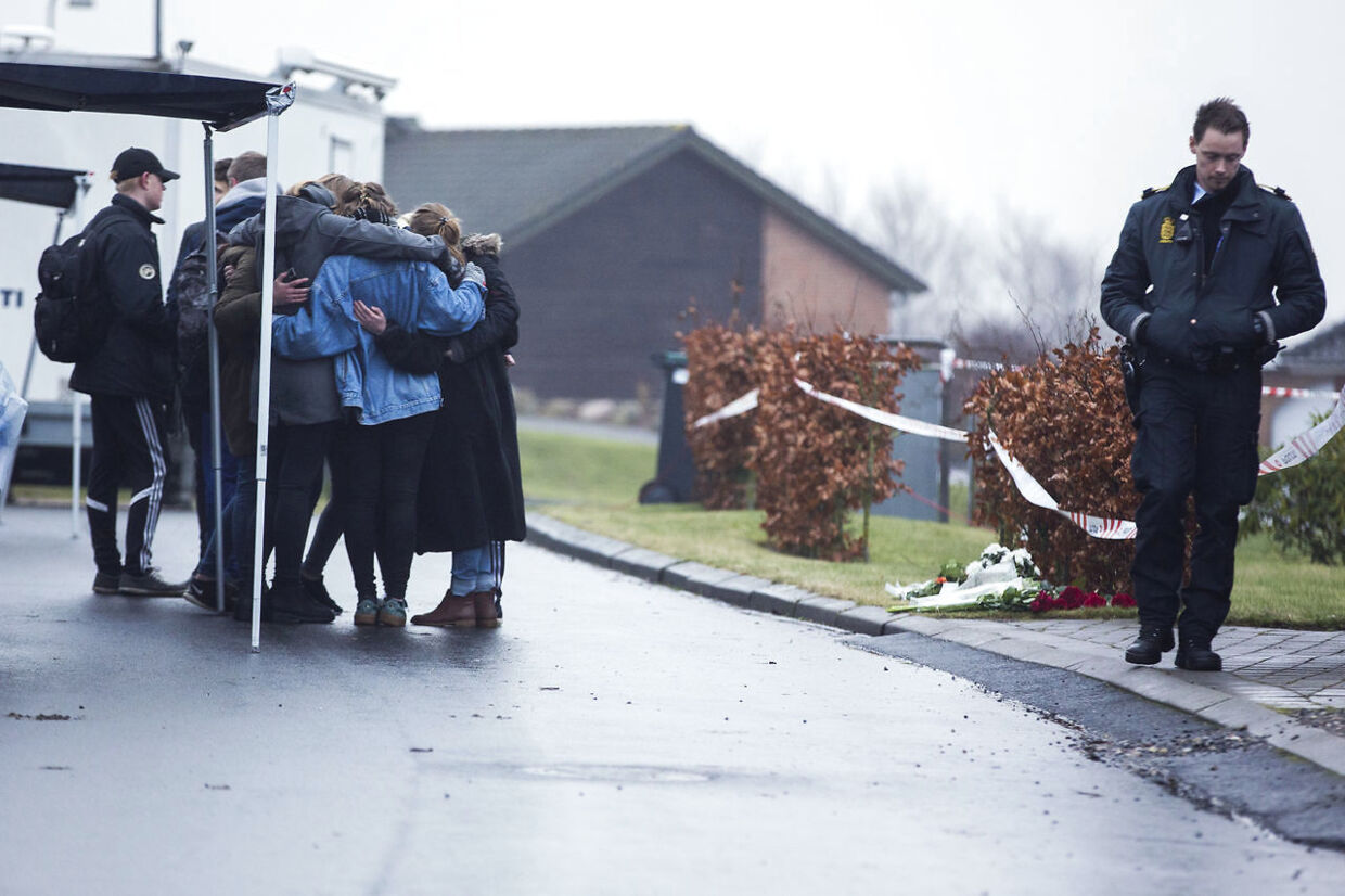 En flok af den ældste datters venner kommer forbi og lægger blomster. Dagen efter en familie på seks blev fundet døde i Ulstrup. Foto: Mikkel Berg Pedersen
