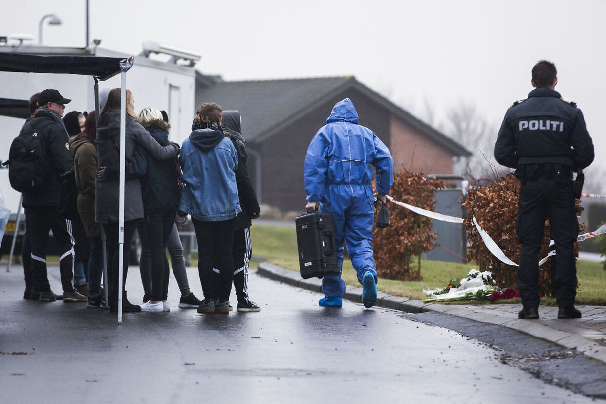 En flok venner kommer forbi og lægger blomster dagen efter en familie på seks blev fundet døde i Ulstrup syd for Randers.