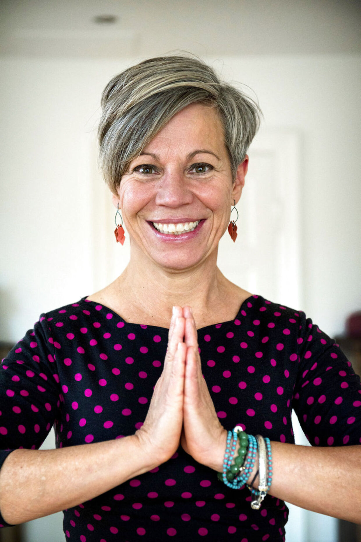 Trine Rønnov er uddannet læge og havde fuld gang karrieren som praktiserende læge, da hun gik ned med stress og måtte sygemeldes i fire måneder. I den proces, der fulgte endte hun med at gå en anden vej arbejdsmæssigt og sælge sin praksis. Hun arbejder i dag med kursister ifht meditation og mindfulness og vejen til en stress fri tilværelse
