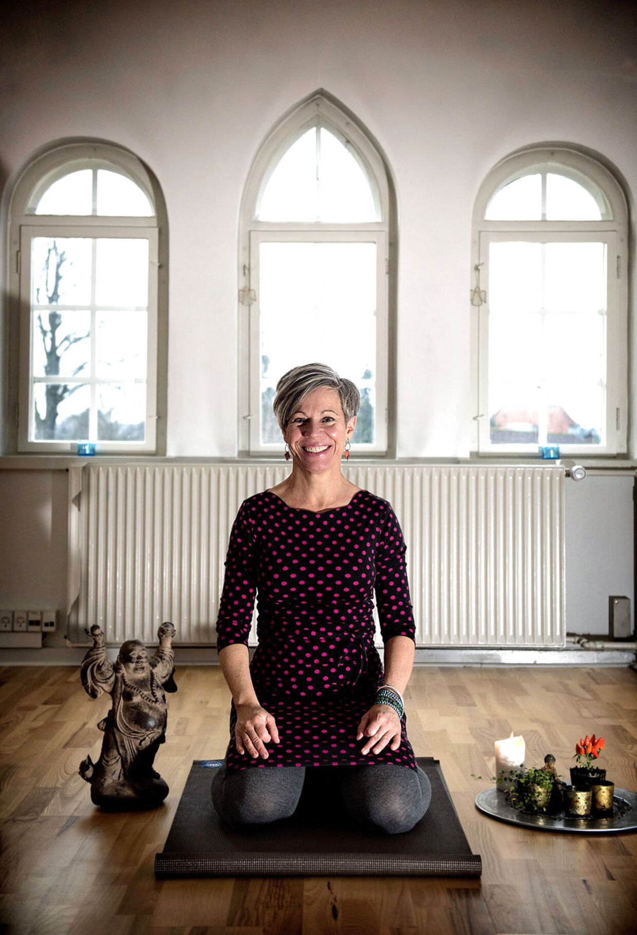 Trine Rønnov er uddannet læge og havde fuld gang karrieren som praktiserende læge, da hun gik ned med stress og måtte sygemeldes i fire måneder. I den proces, der fulgte endte hun med at gå en anden vej arbejdsmæssigt og sælge sin praksis. Hun arbejder i dag med kursister ifht meditation og mindfulness og vejen til en stress fri tilværelse