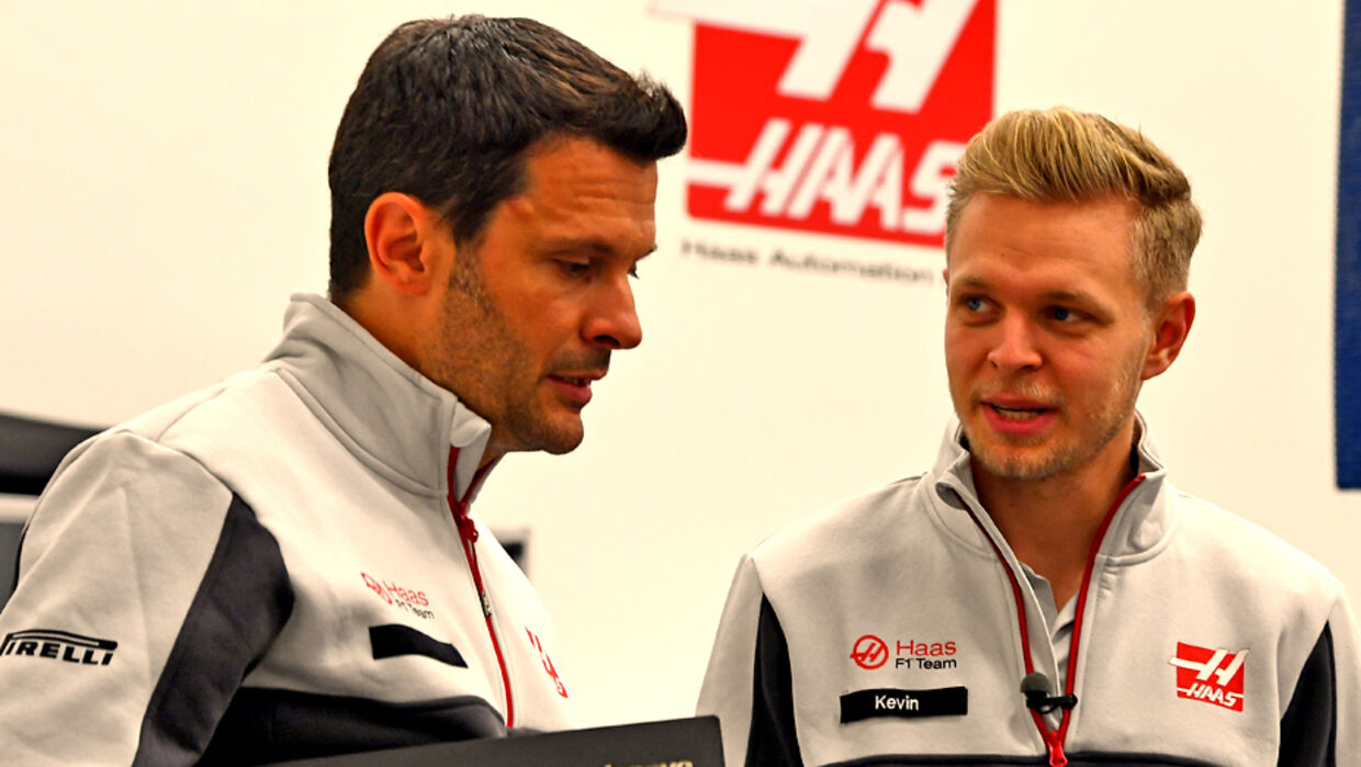 Kevin Magnussen (th.) talte på sin første arbejdsdag hos Haas med teamets nye ingeniør, den tidligere Ferrari-medarbejder, Giuliano Salvi, som danskeren forventer sig meget af.