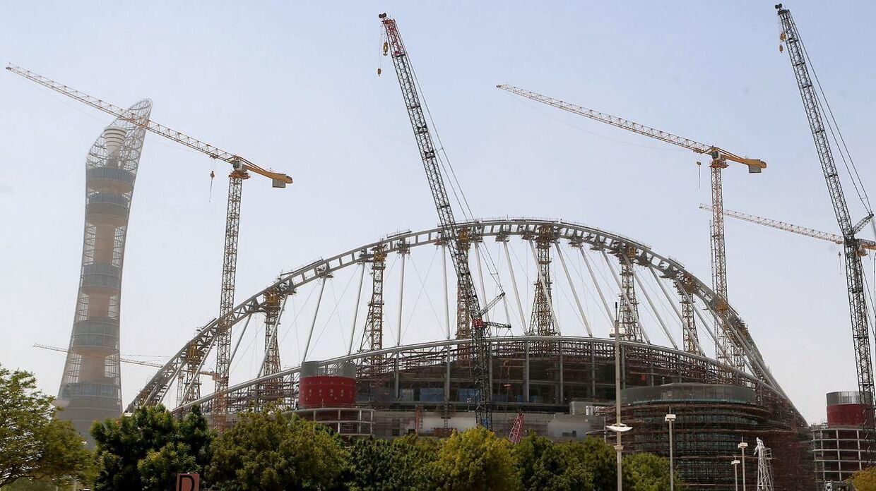 En 40-årig brite er død under stadion-byggeriet i Qatar.
