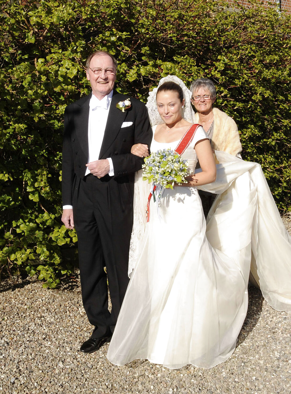 Her ses Caroline Flemings far sammen med hendes lillesøster Louise, da denne blev gift ved et bryllup på Valdemars Slot i 2009. 