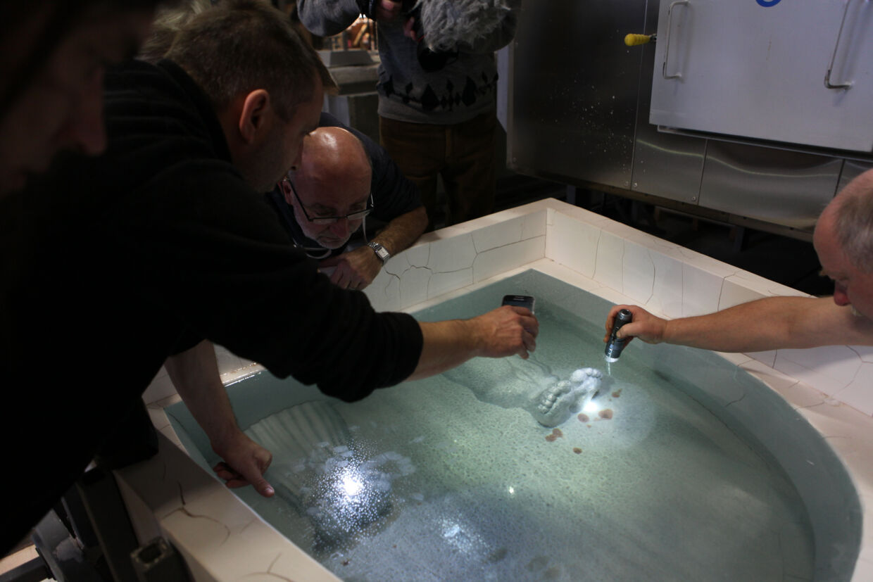 Her støbes glasset omkring de kropsforme, som Bjørn Nørgaard og hans tjekkiske kollega arbejder ud fra. Foto: Pavel Stingl