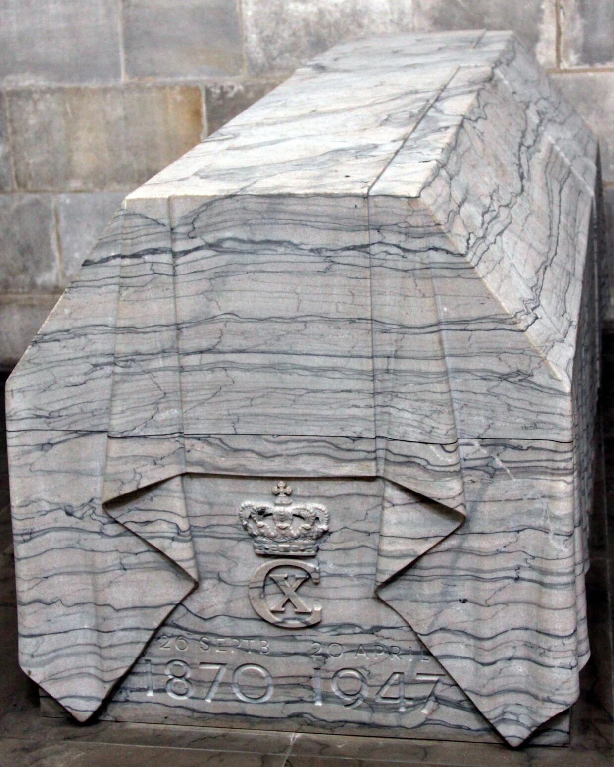 Kong Christian 10. valgte en mere enkel marmorsarkofag.