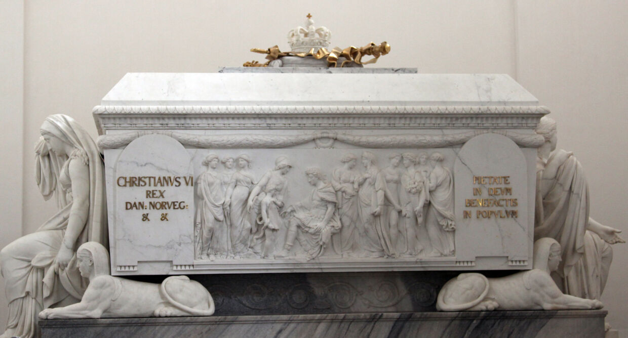 Kong Christian 6.s sarkofag er også at finde i Roskilde Domkirke.