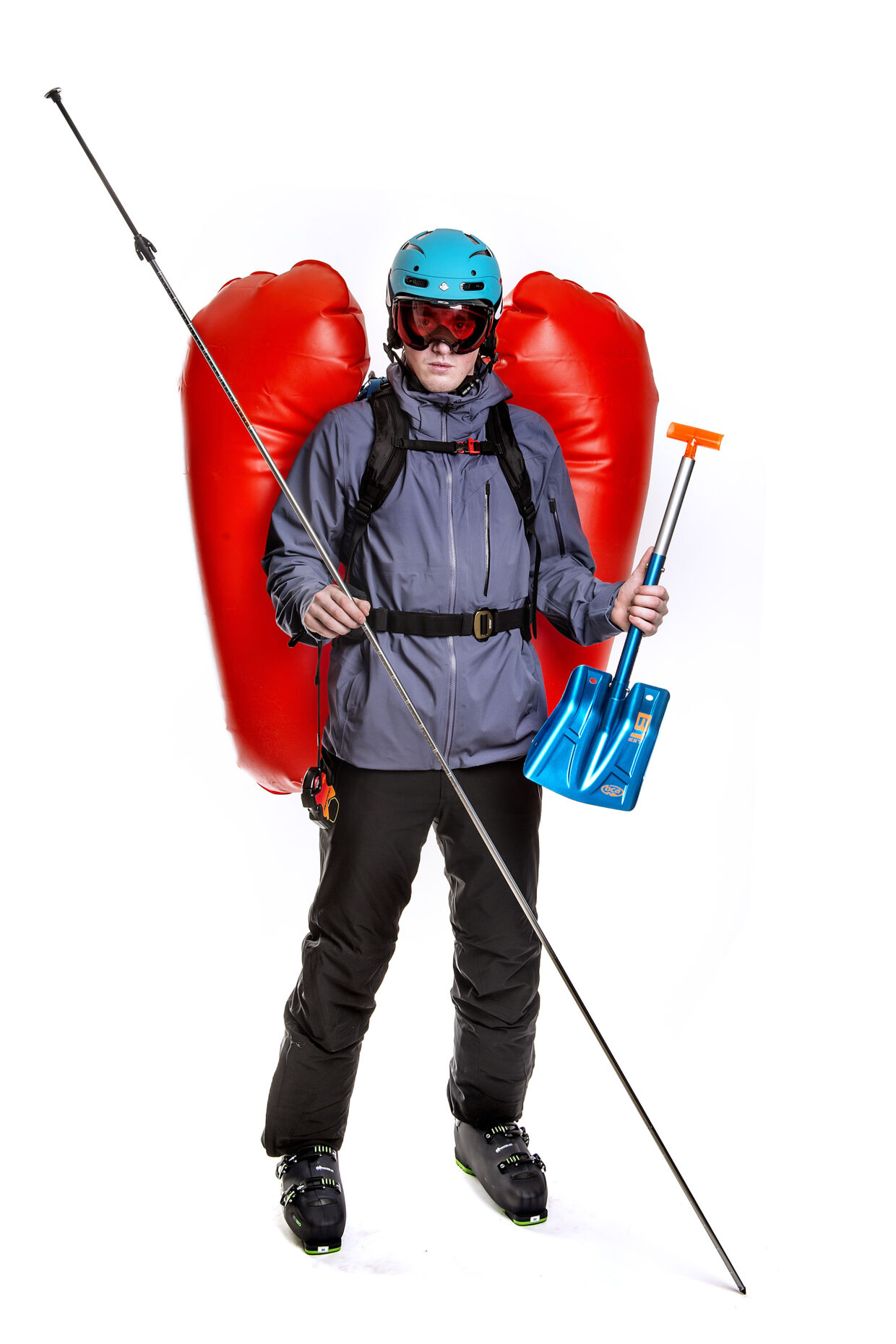 Sikkerhedsudstyr til skituren. Rygsæk med airbag, der kan redde dit liv hvis der kommer laviner, skovl, alu probe og GPS tracker. Bax Lindhardt
