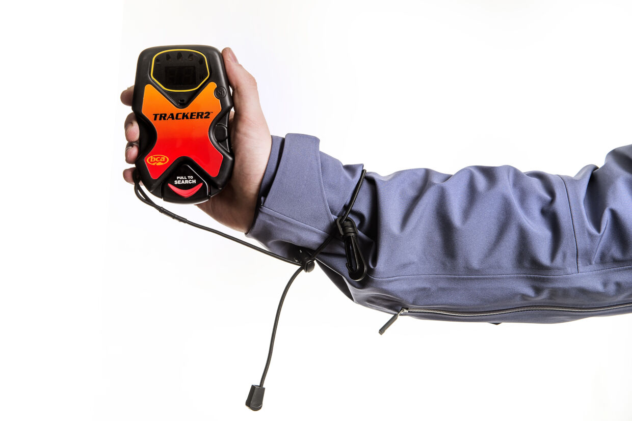 Sikkerhedsudstyr til skituren. Rygsæk med airbag, der kan redde dit liv hvis der kommer laviner, skovl, alu probe og GPS tracker. Her GPS-trackeren. Bax Lindhardt