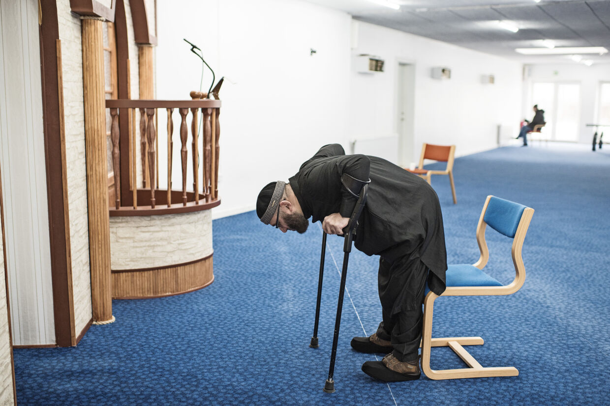 Polio forhindrer Oussama i at komme ned på knæ, når han beder til Allah. Foto: Bo amstrup