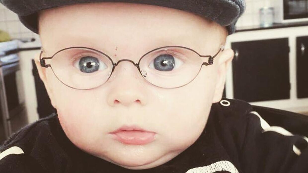 Emil har +7 i styrke, selv om han har nedsat syn med +8,5. Det skyldes, at han ikke må have for stærke briller som baby. 