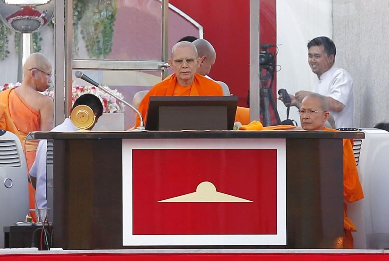 På dette arkivfoto fra marts måned 2015 ses munken Phra Dhammajayo (i midten).