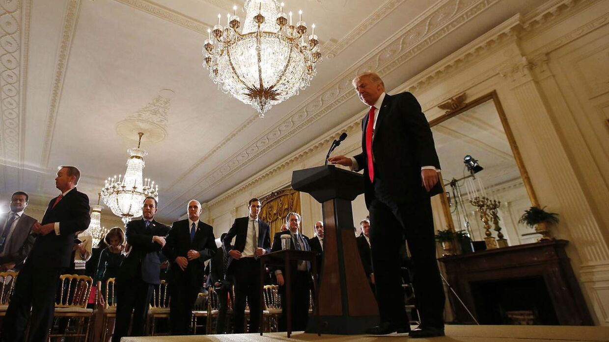 Donald Trump, USA's præsident, træder ned fra podiet og forlader pressemødet i Det Hvide Hus i Washington. Den 16. februar.