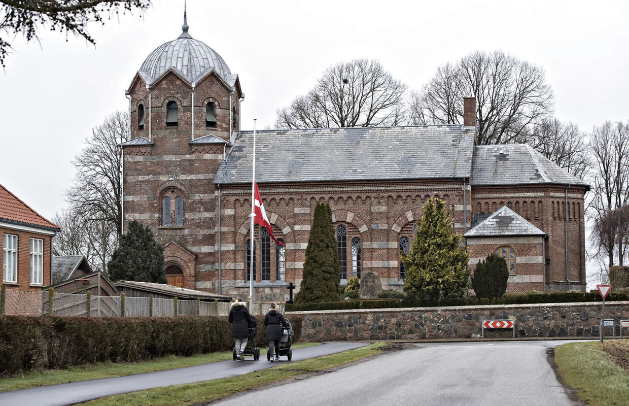 1-årige Noah døde mandag i sidste uge under mystiske omstændigheder. I går blev en 30-årig mand varetægtsfængslet for at have udøvet stump vold mod den lille dreng. Han begraves i dag ved Sommersted Kirke i Sønderjylland.