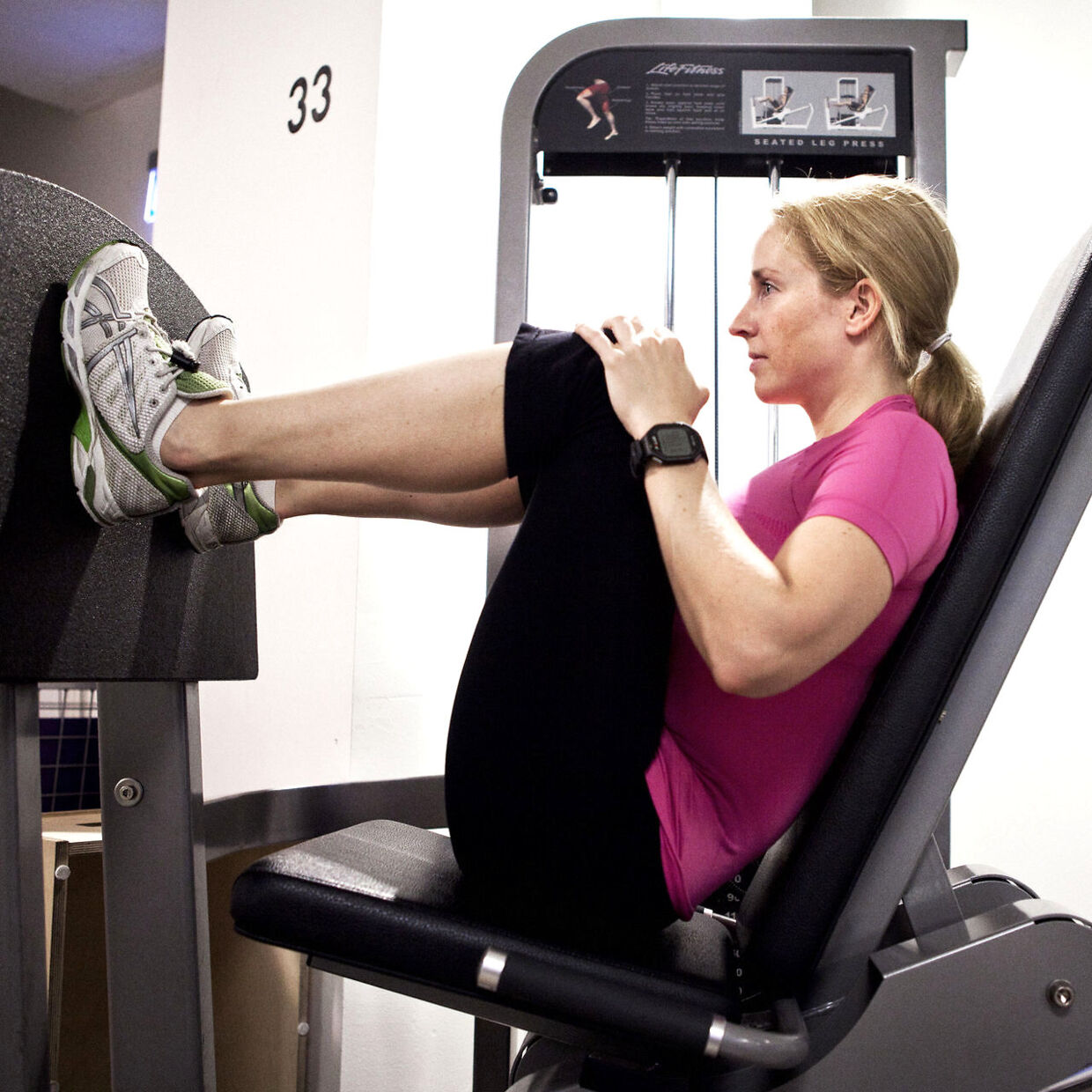 Anna Vagner, personlig træner, viser, hvordan man skal bruge fitnessmaskinerne i træningscenteret korrekt. 2. øvelse - forkert siddestilling