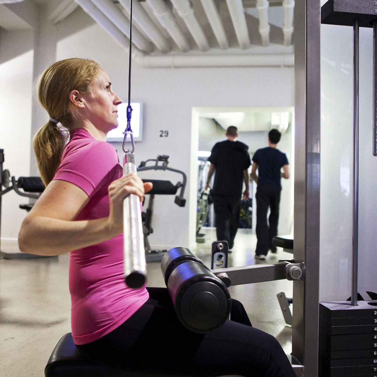 Anna Vagner, personlig træner, viser, hvordan man skal bruge fitnessmaskinerne i træningscenteret korrekt. 3. øvelse - forkert rygholdning