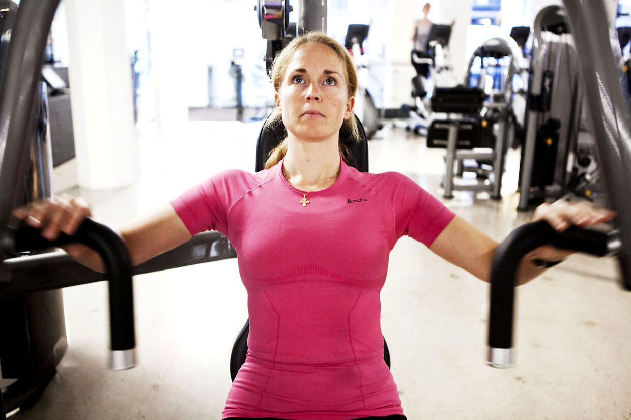 Anna Vagner, personlig træner, viser, hvordan man skal bruge fitnessmaskinerne i træningscenteret korrekt. 4. øvelse - korrekt skulderstilling