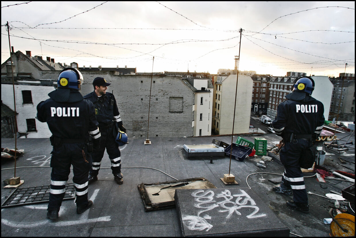 Politiet på taget af Ungdomshuset, efter rydningen er overstået. Foto: Liselotte Sabroe