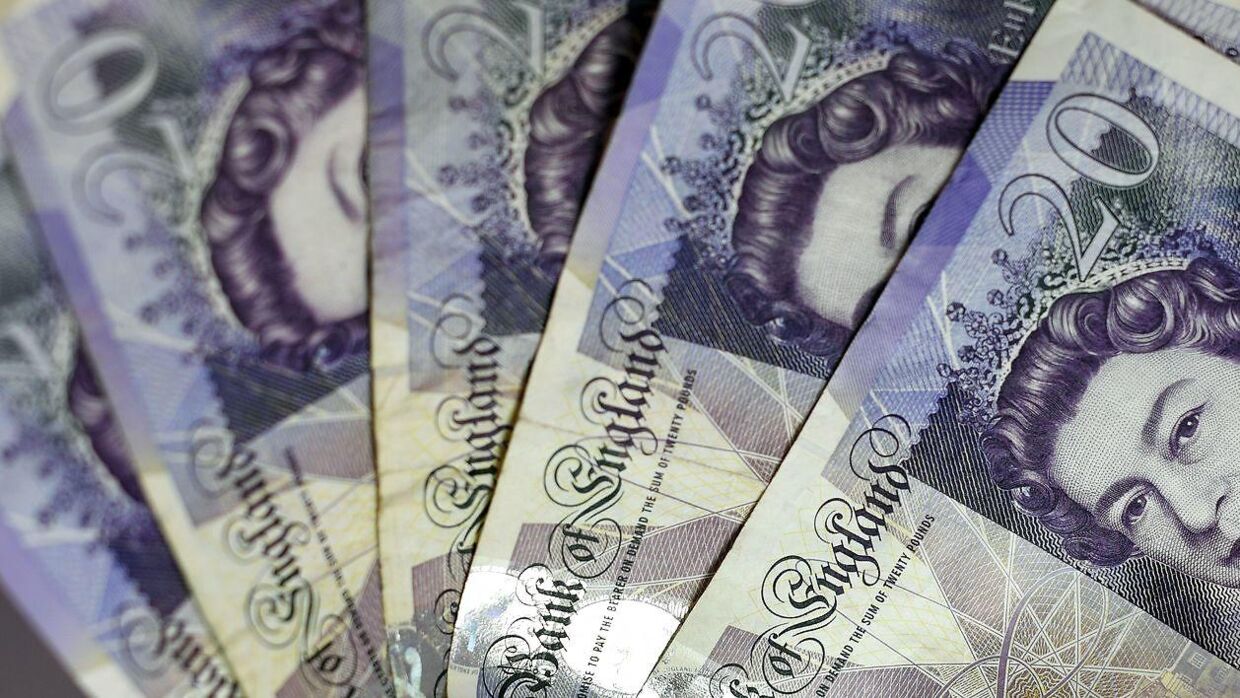 En britisk kvinde fandt 20 pund og beholdt pengesedlen. Det skulle hun aldrig have gjort. Et halvt år efter har hun efter to besøg hos politiet og en tur i retten fået en betinget dom og en bøde for tyveri. Foto: AFP