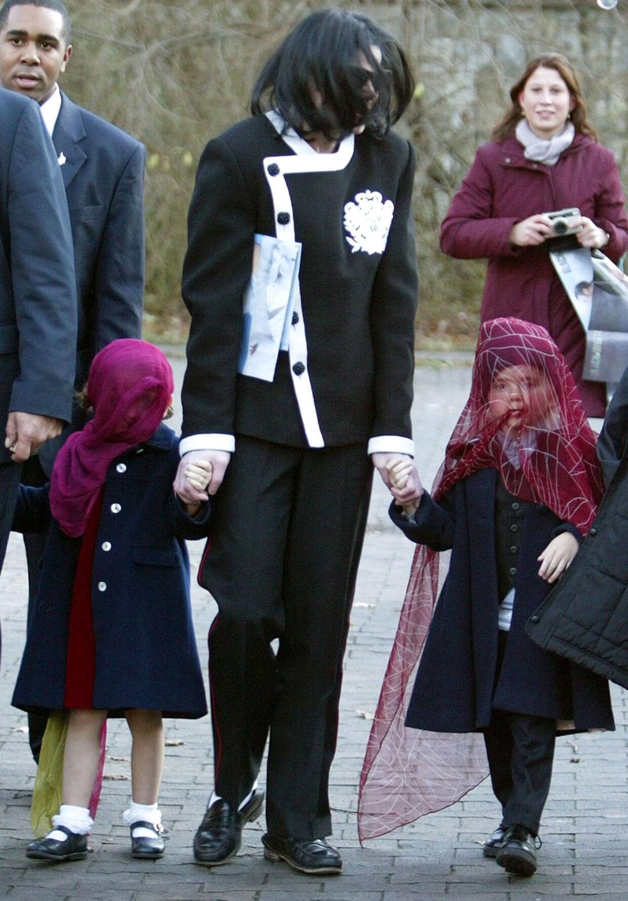 Mens han levede forsøgte Michael Jackson at skærme børnene for offentligheden ved at give dem masker eller tørklæder for ansigtet.
