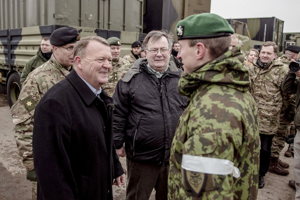 Lars Lykke Rasmussen og Claus Hjorth Frederiksen hilser på nogle af soldaterne under Nato-øvelsen Live Firing Exercise VJTF LFX 2017 i Oksbøl 8. marts 2017. 